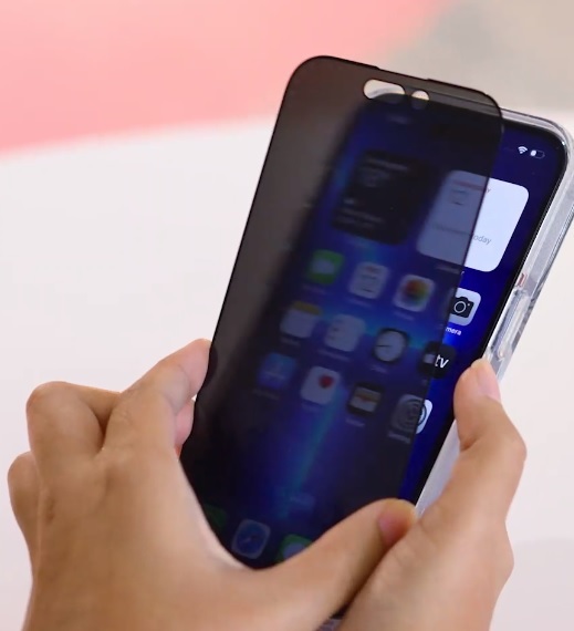 Kémelhárító InvisiGlass Ultra Privacy - edzett védőüveg iPhone 15 Pro Max készülékhez